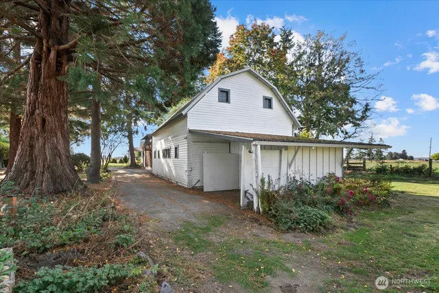 a view of a house with backyard