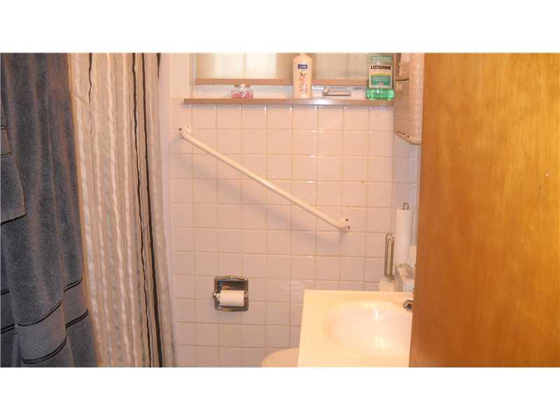 622 Farm Lane Rochester, PA 15074 - Photo 8 of 10 Full Bath.