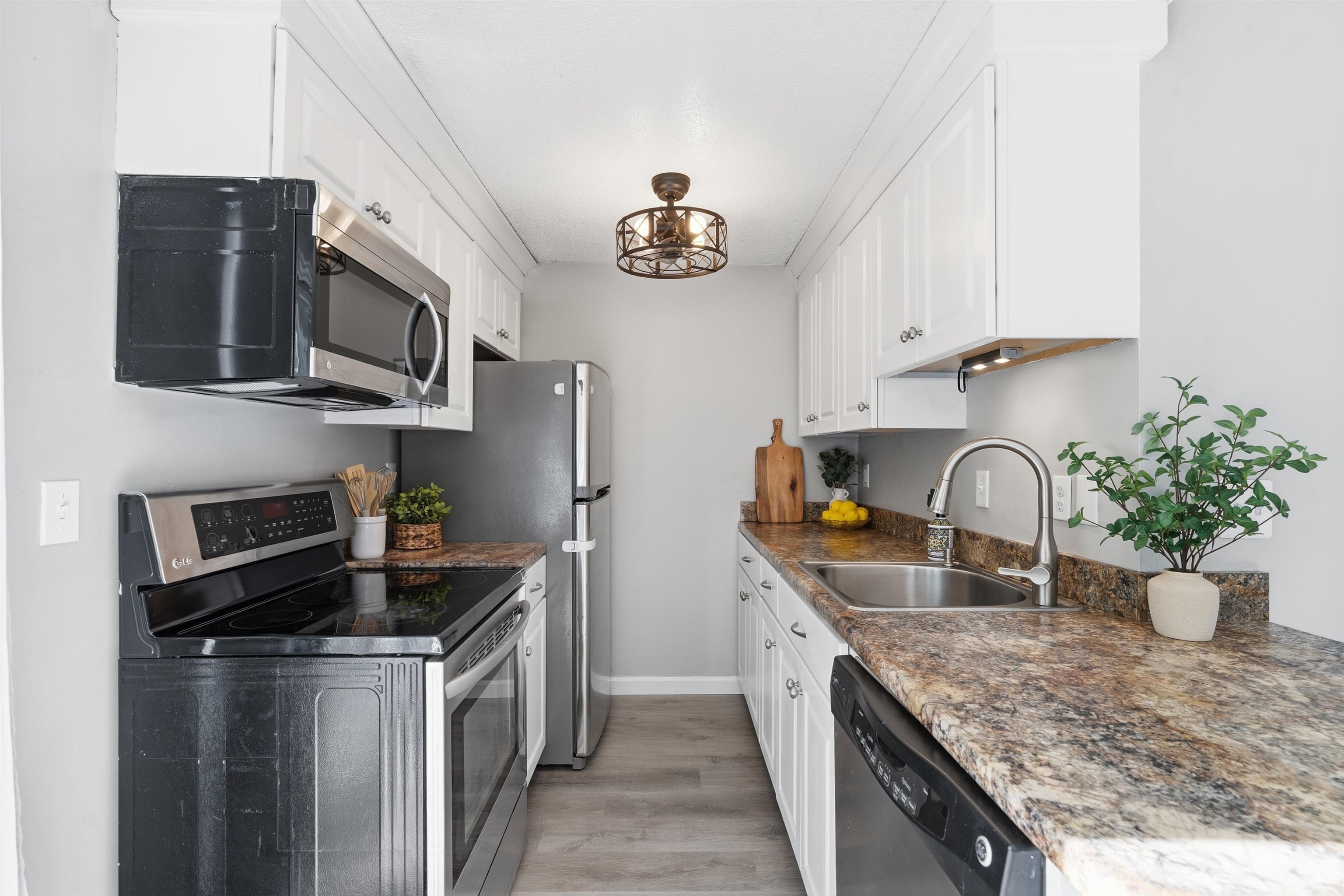 897 Mammoth Road, Unit 8 Manchester, NH 03104 - Photo 10 of 48