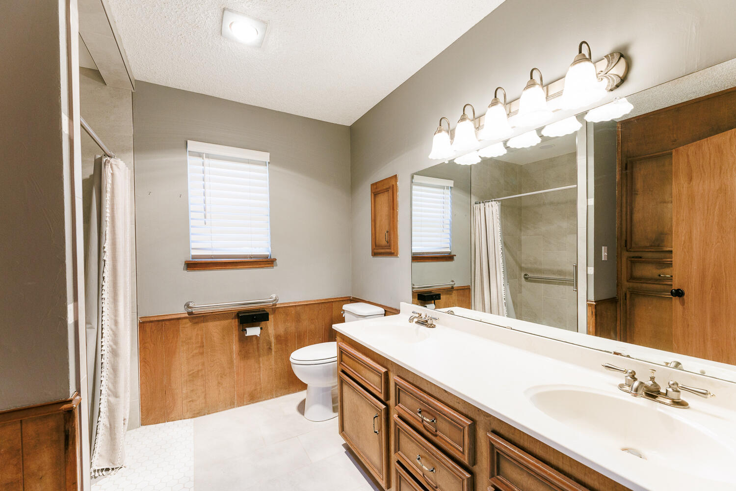 1412 Quaker Street Slaton, TX 79364 - Photo 25 of 42 Primary Bathroom