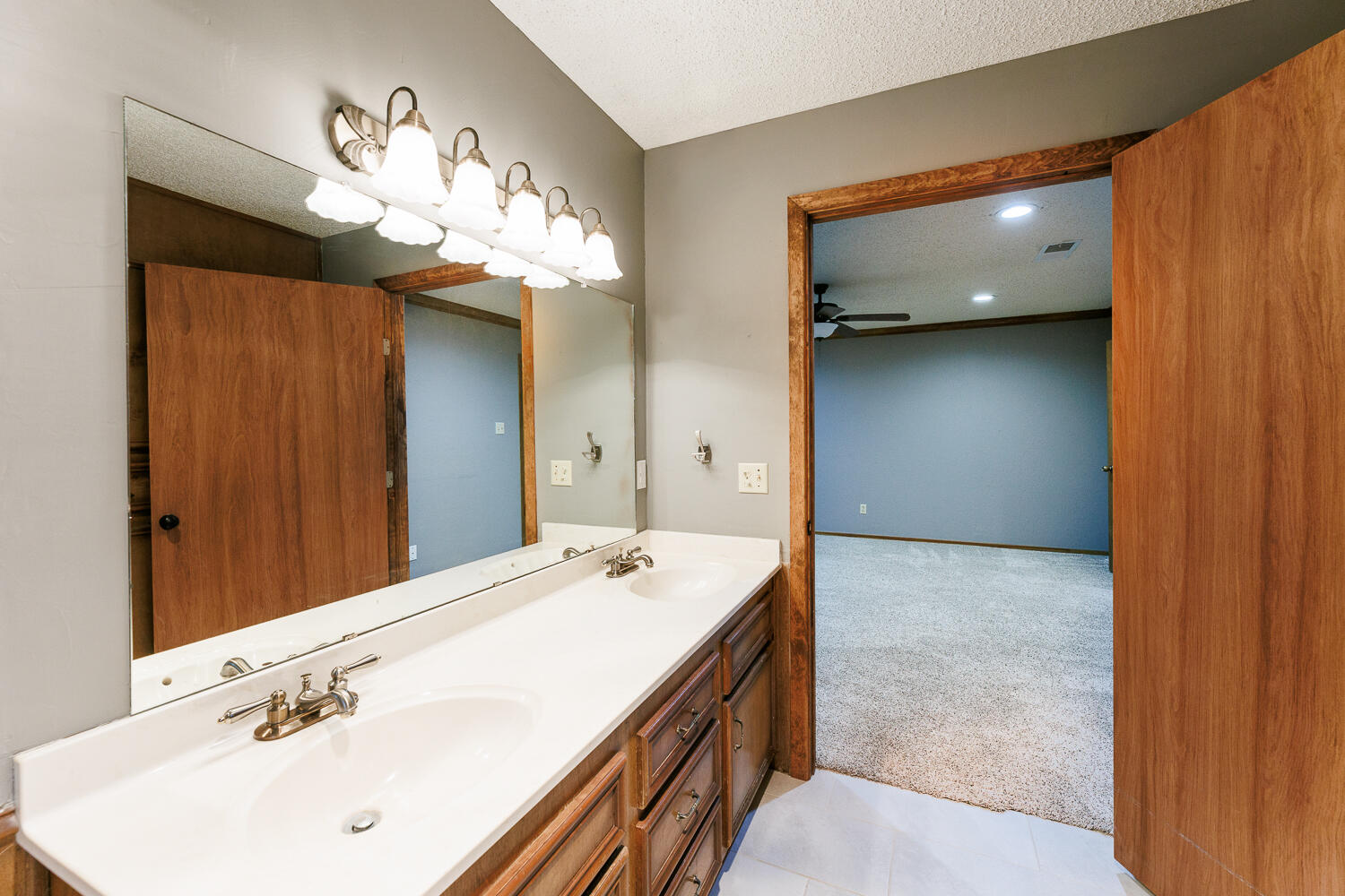 1412 Quaker Street Slaton, TX 79364 - Photo 26 of 42 Primary Bathroom