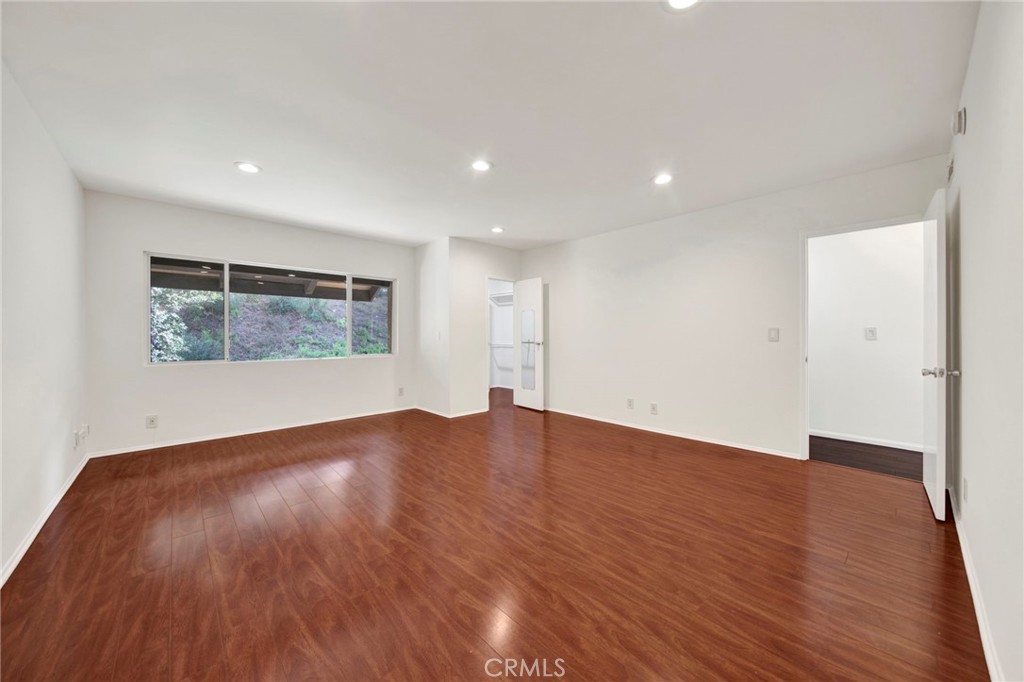9745 Vía Roma Burbank, CA 91504 - Photo 16 of 38