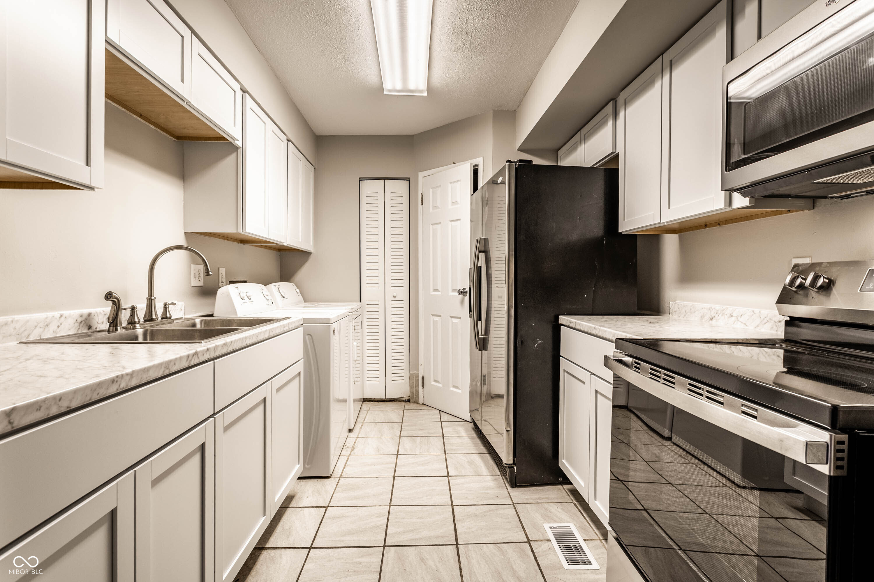 4839 Oakwood Trail Indianapolis, IN 46268 - Photo 14 of 36