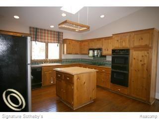 53 Waldon Road Clarkston, MI 48346 - Photo 9 of 22 Center Island Kitchen