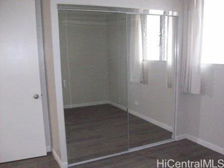 a view of entryway with window