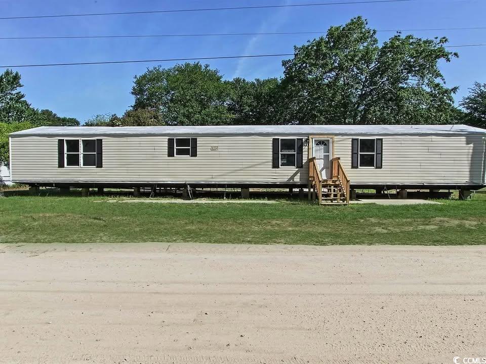 Manufactured / mobile home featuring a front lawn