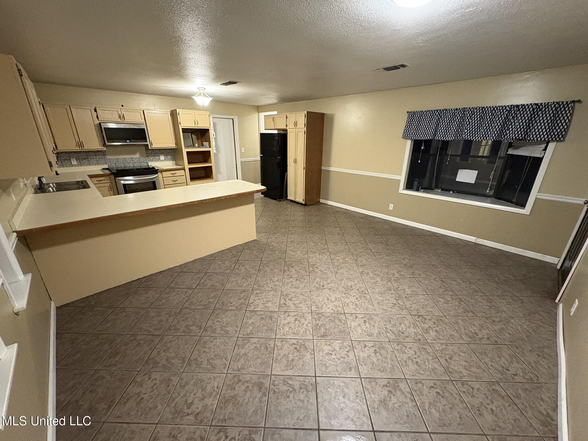 11828 Ormond Road Moss Point, MS 39562 - Photo 6 of 41 IMG_2549