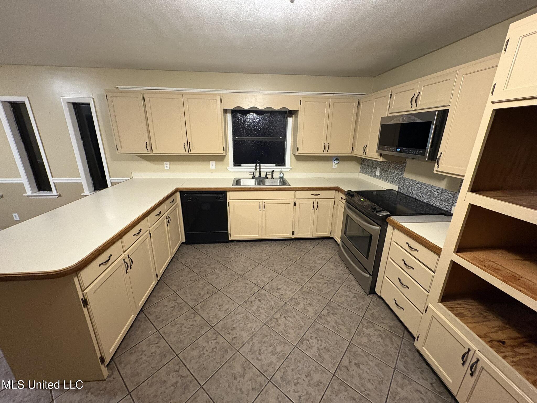 11828 Ormond Road Moss Point, MS 39562 - Photo 7 of 41 IMG_2546