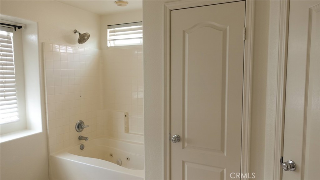 1415 Sunflower Way Perris, CA 92571 - Photo 24 of 39 a bathroom with a bathtub