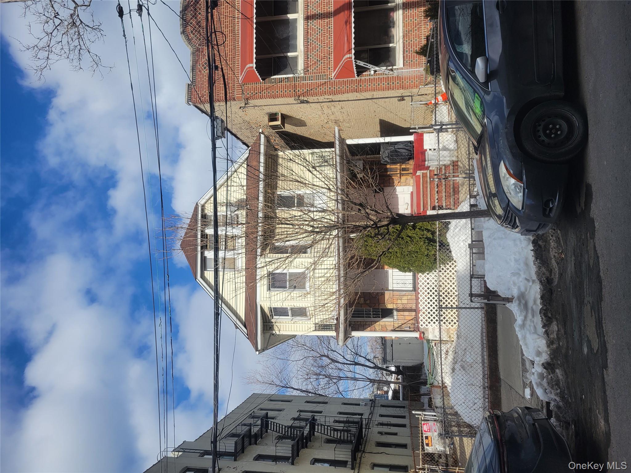 a car parked on the side of building