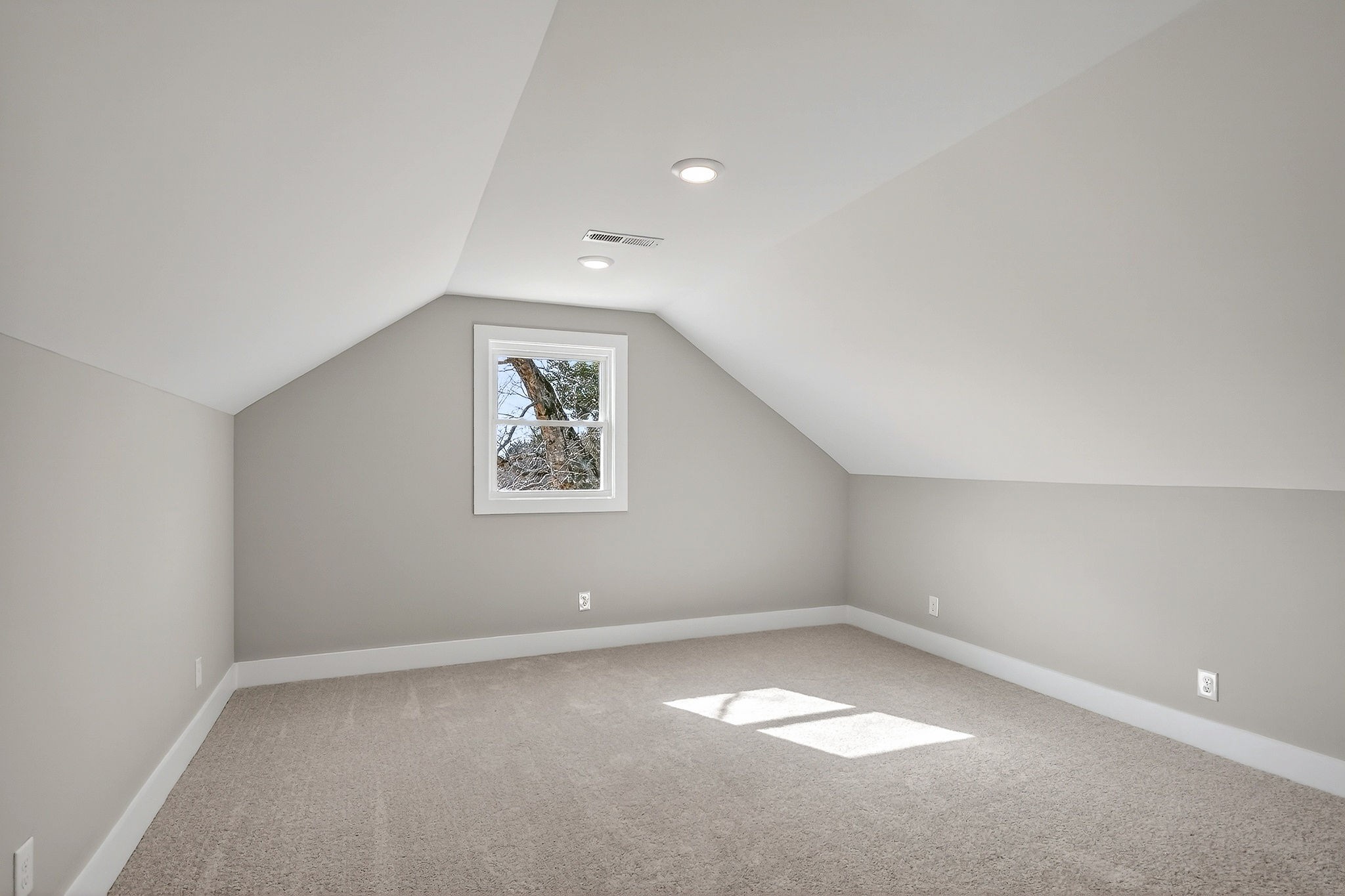 698 Mike Muncey Road McMinnville, TN 37110 - Photo 28 of 71 an empty room with a window