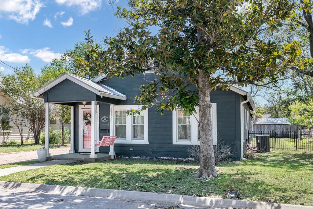 605 Robinson Avenue Kerrville, TX 78028 - Photo 1 of 25 Main View