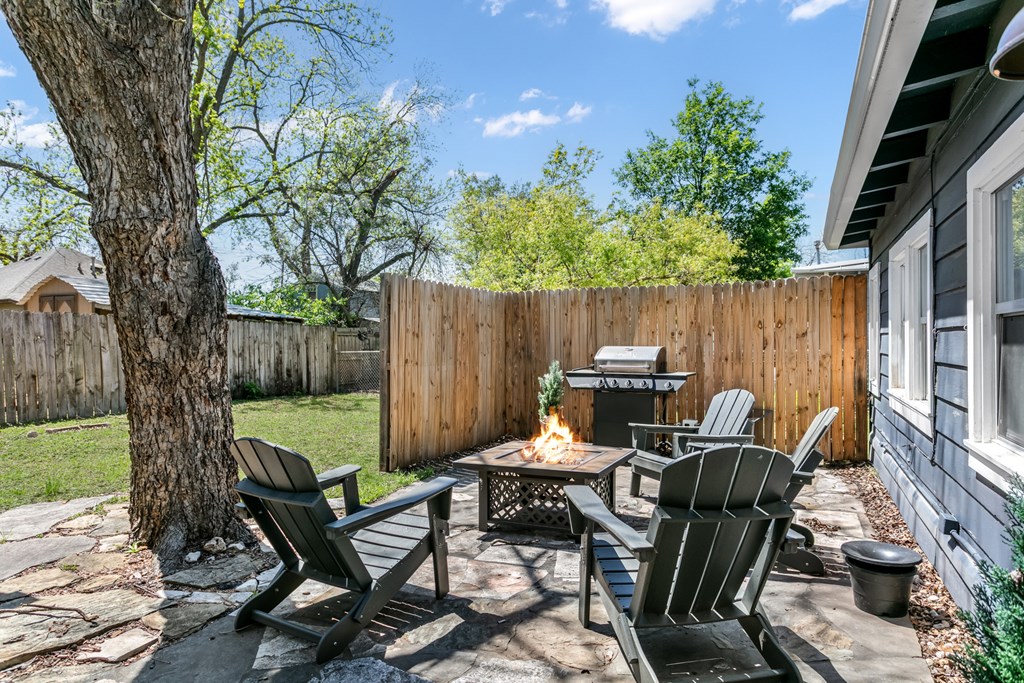605 Robinson Avenue Kerrville, TX 78028 - Photo 4 of 25