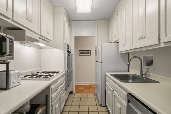 $4,200 | 85 East India Row, Unit 36G, Boston, MA 02110