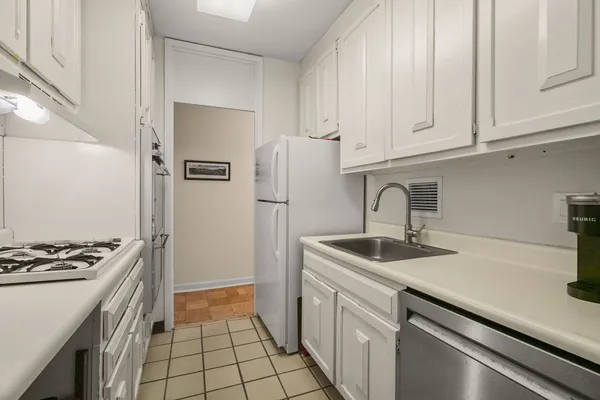 $4,200 | 85 East India Row, Unit 36G, Boston, MA 02110