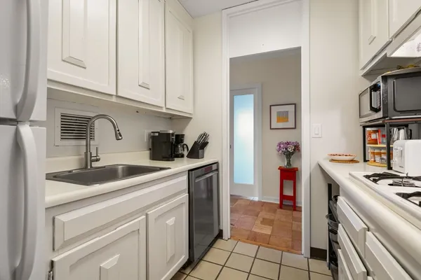 $4,200 | 85 East India Row, Unit 36G, Boston, MA 02110