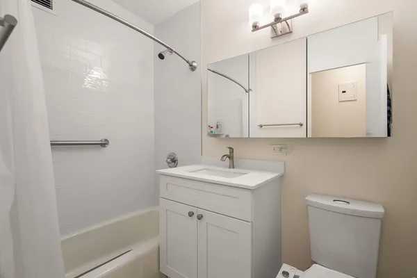 $4,200 | 85 East India Row, Unit 36G, Boston, MA 02110