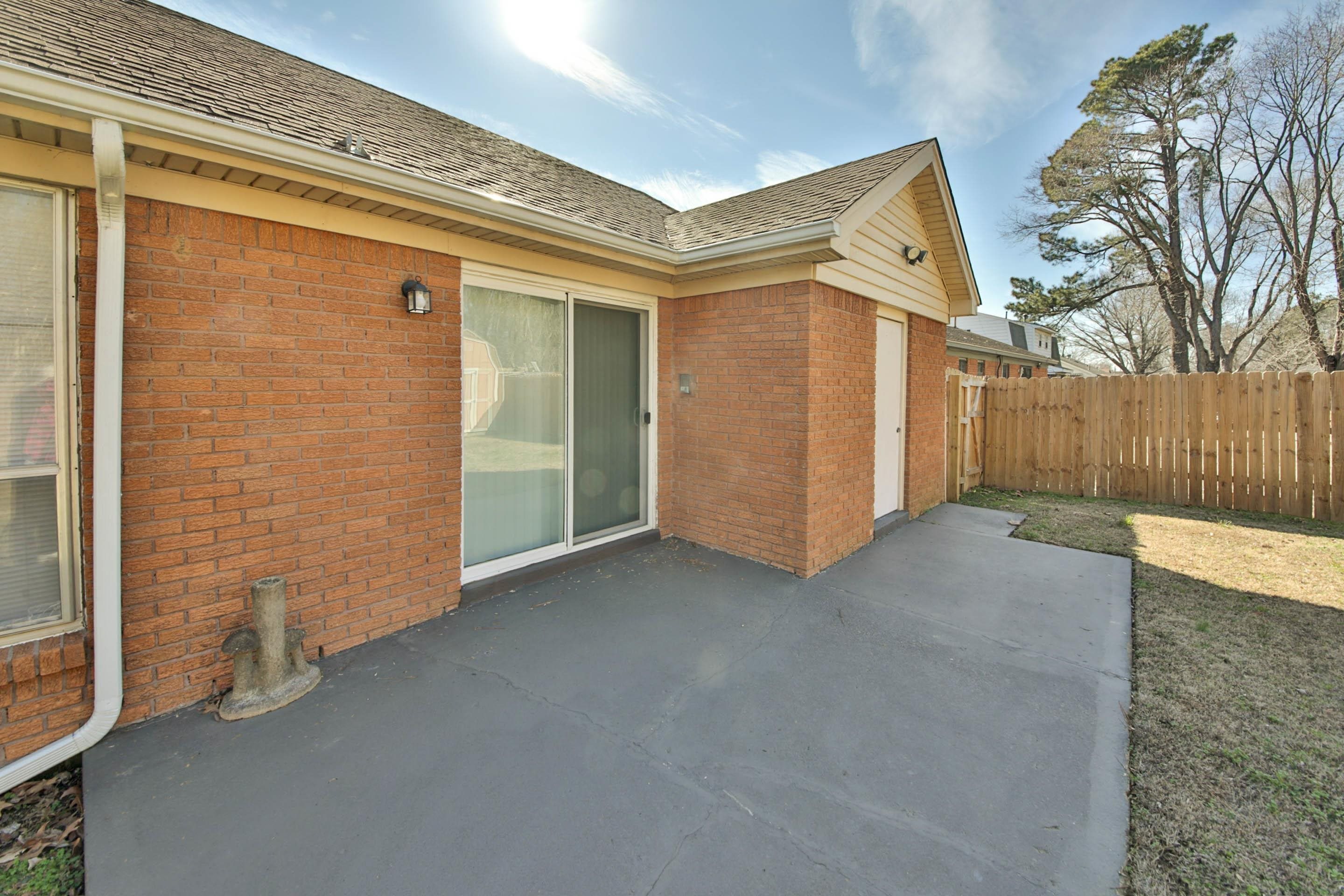 1820 West Holmes Road Memphis, TN 38109 - Photo 7 of 28 View of patio