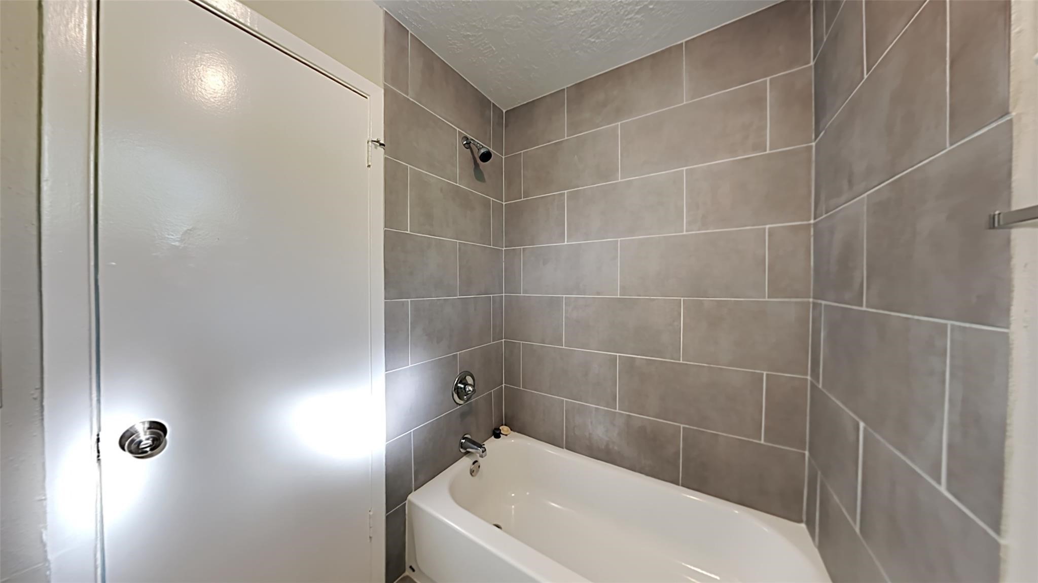 6706 Castleview Lane Houston, TX 77489 - Photo 11 of 17 a bathroom with a bathtub