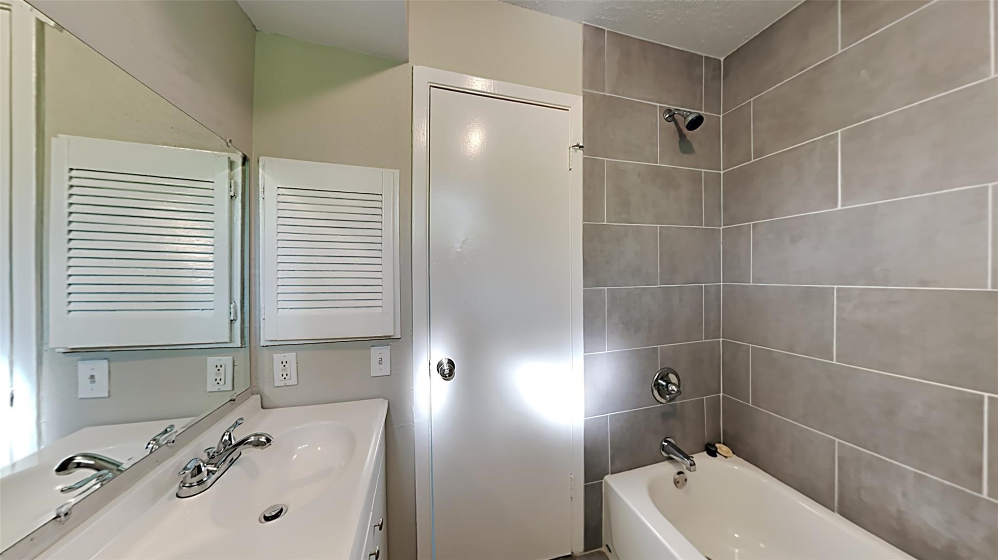 6706 Castleview Lane Houston, TX 77489 - Photo 10 of 17 a bathroom with a sink and a bathtub