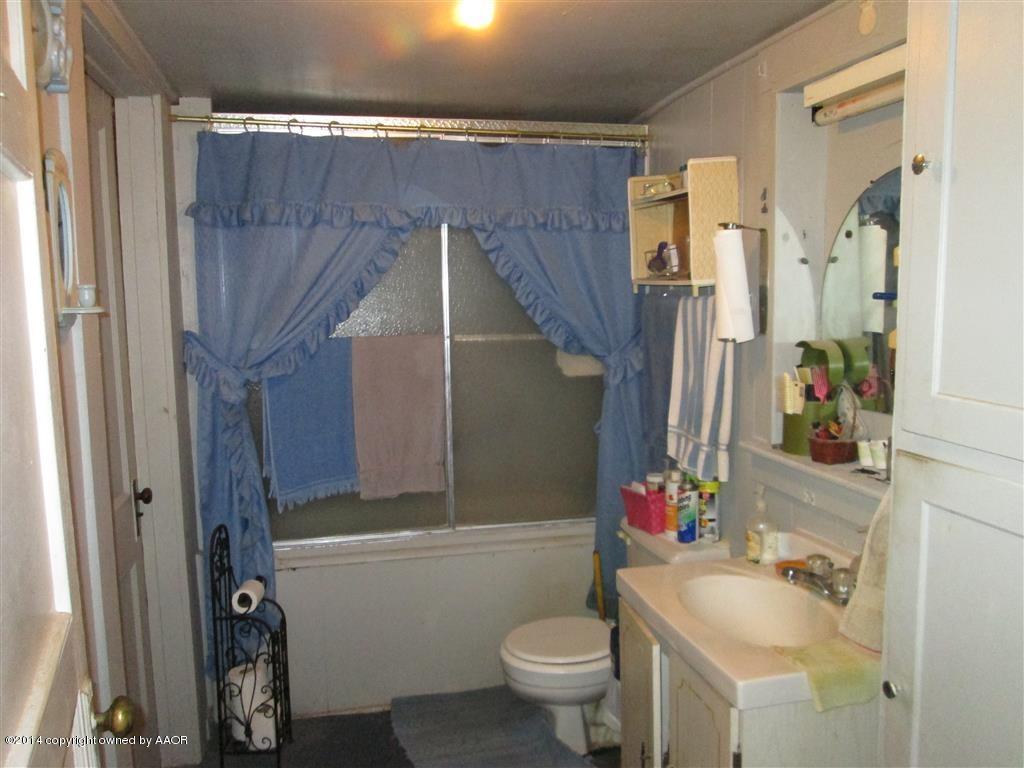 5203 River Road Amarillo, TX 79108 - Photo 13 of 27 BATHROOM