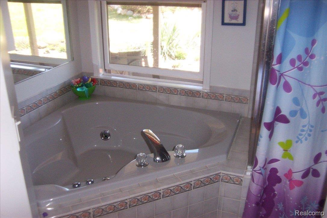 6199 Cowell Road Brighton, MI 48116 - Photo 17 of 23 master jetted tub