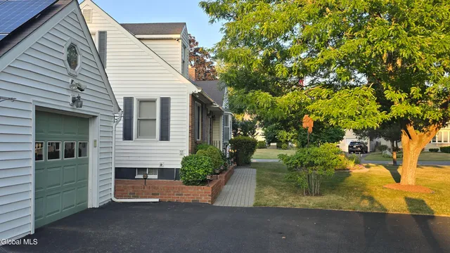 $349,900 | 26 Swayze Drive, Colonie, NY 12110