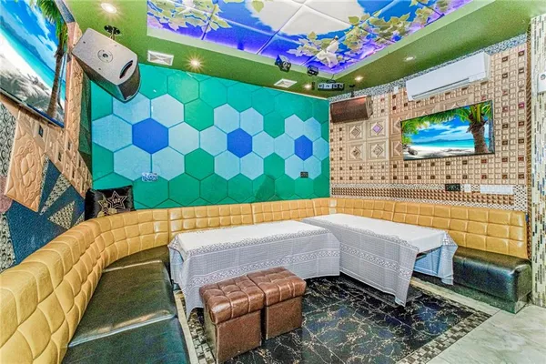 a room with lots of furniture and dryer