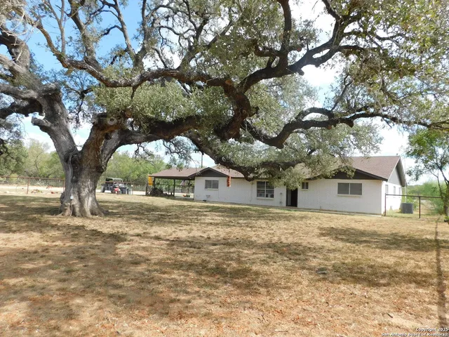 $405,000 | 462 County Road 763, Devine, TX 78016