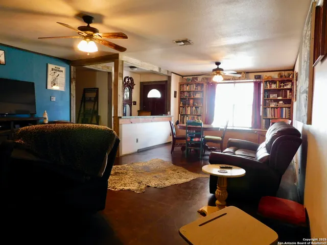 $405,000 | 462 County Road 763, Devine, TX 78016