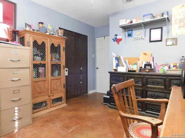 $405,000 | 462 County Road 763, Devine, TX 78016