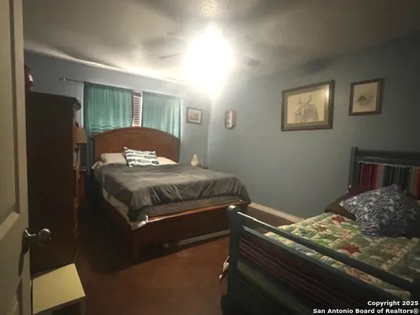 $405,000 | 462 County Road 763, Devine, TX 78016