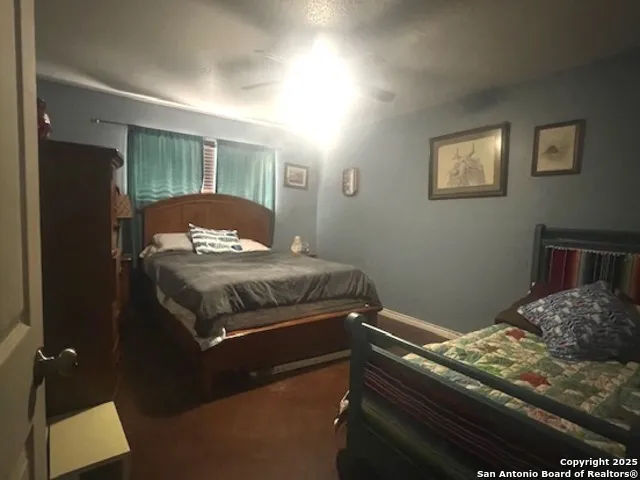 $405,000 | 462 County Road 763, Devine, TX 78016