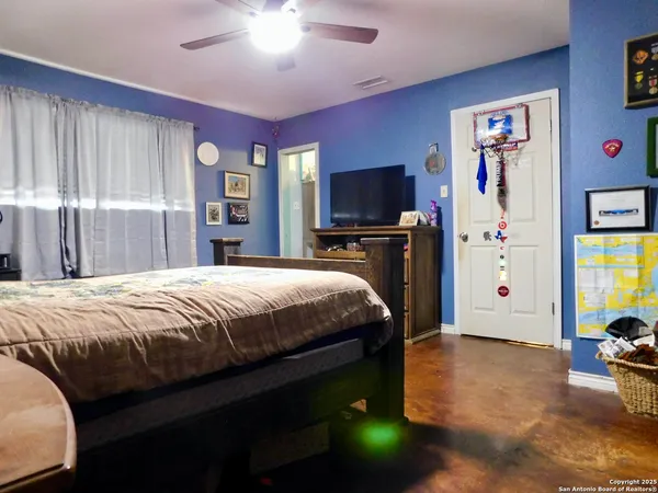 $405,000 | 462 County Road 763, Devine, TX 78016