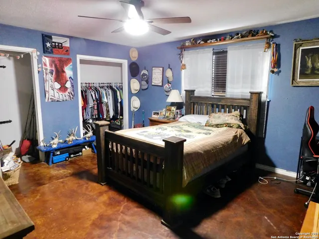 $405,000 | 462 County Road 763, Devine, TX 78016