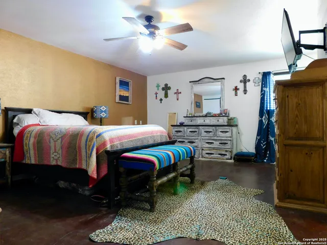 $405,000 | 462 County Road 763, Devine, TX 78016