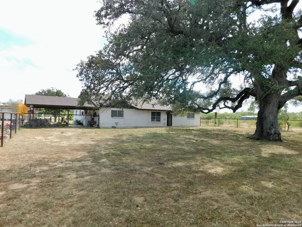 $405,000 | 462 County Road 763, Devine, TX 78016