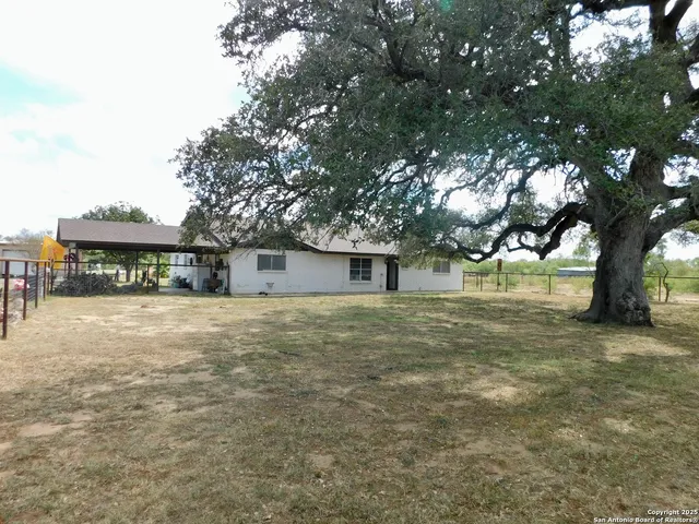 $405,000 | 462 County Road 763, Devine, TX 78016