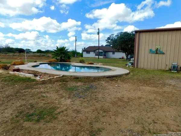 $405,000 | 462 County Road 763, Devine, TX 78016