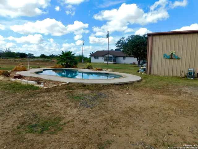 $405,000 | 462 County Road 763, Devine, TX 78016