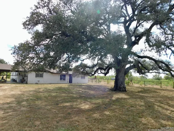 $405,000 | 462 County Road 763, Devine, TX 78016