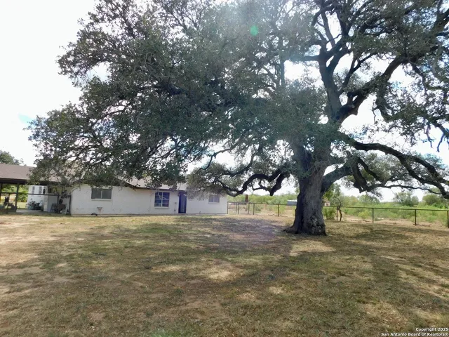 $405,000 | 462 County Road 763, Devine, TX 78016