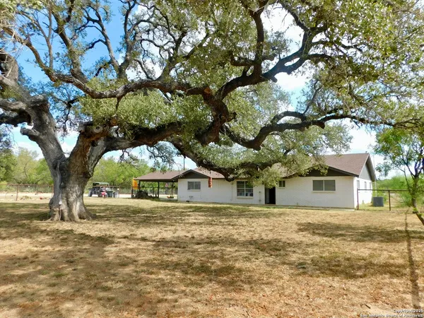 $405,000 | 462 County Road 763, Devine, TX 78016