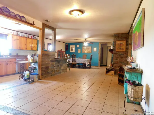 $405,000 | 462 County Road 763, Devine, TX 78016