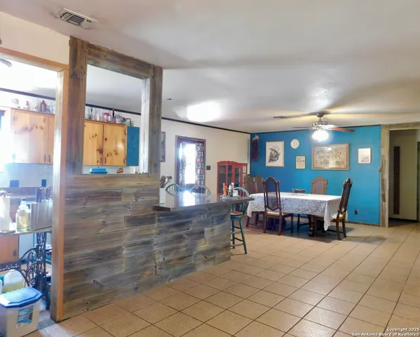 $405,000 | 462 County Road 763, Devine, TX 78016