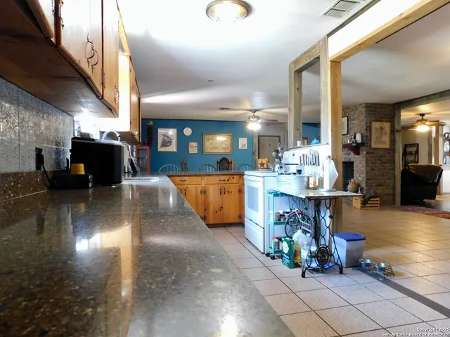 $405,000 | 462 County Road 763, Devine, TX 78016