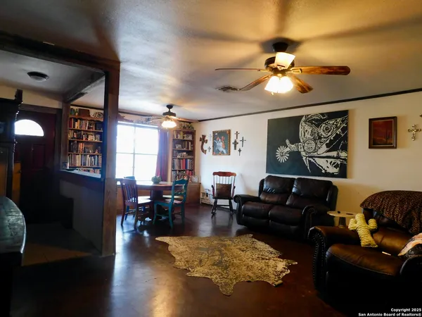 $405,000 | 462 County Road 763, Devine, TX 78016