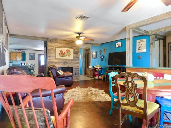 $405,000 | 462 County Road 763, Devine, TX 78016