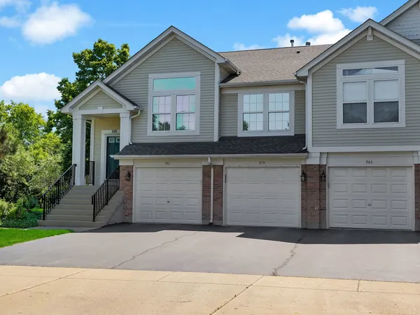 $349,900 | 979 Huntington Drive, Unit 979, Elk Grove Village, IL 60007