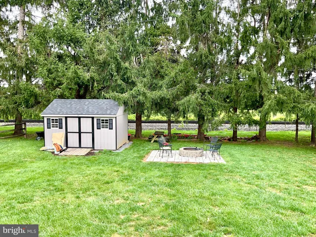 a view of a house with backyard